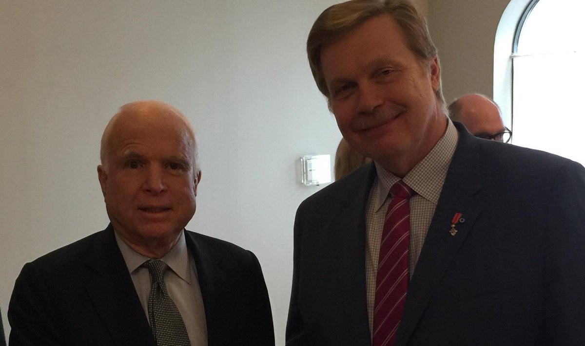 Hon. Consul J. Prunskis meets Senator McCain