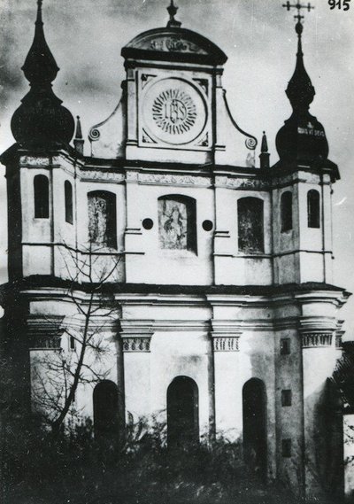 Bažnyčios fasade puikiai matyti nutapytos arkangelų Mykolo, Rapolo ir Gabrieliaus figūros. 1933 m.