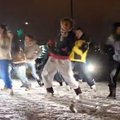 Lietuvių gatvės šokių grupė mėgaujasi žiema