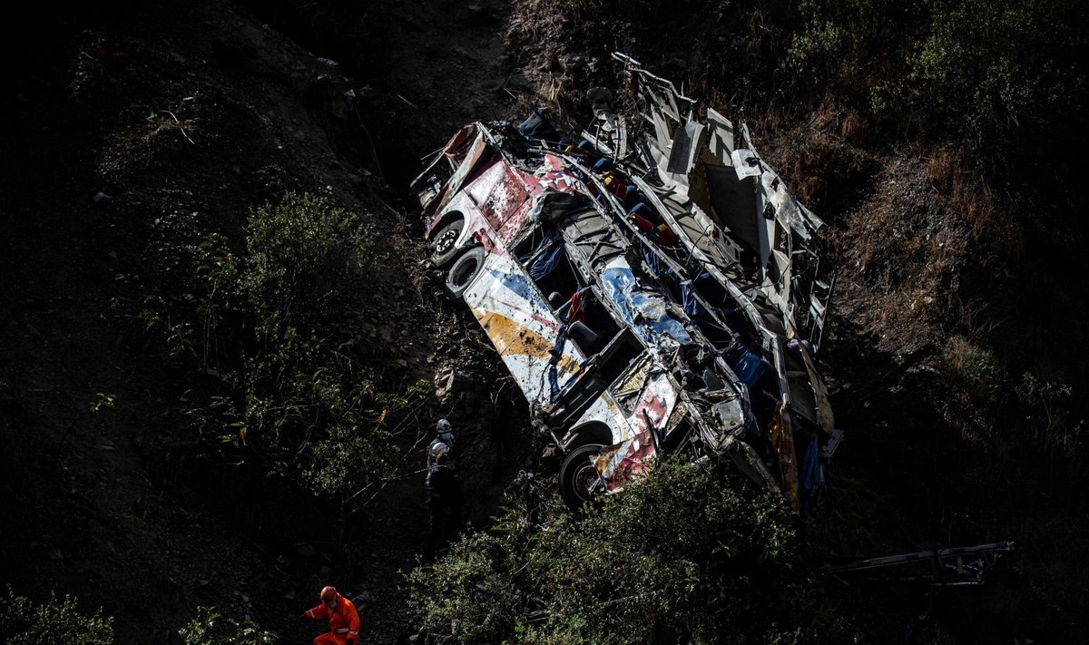 Peru nuo skardžio nulėkus autobusui žuvo 32 žmonės