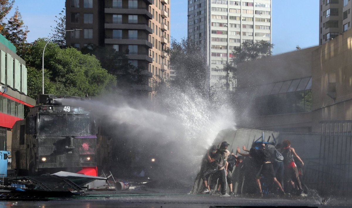 Čilėje tęsiantis audringiems protestams pratęsiama komendanto valanda