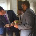 Baltųjų rūmų svečius Trumpas vaišino mėsainiais ir picomis