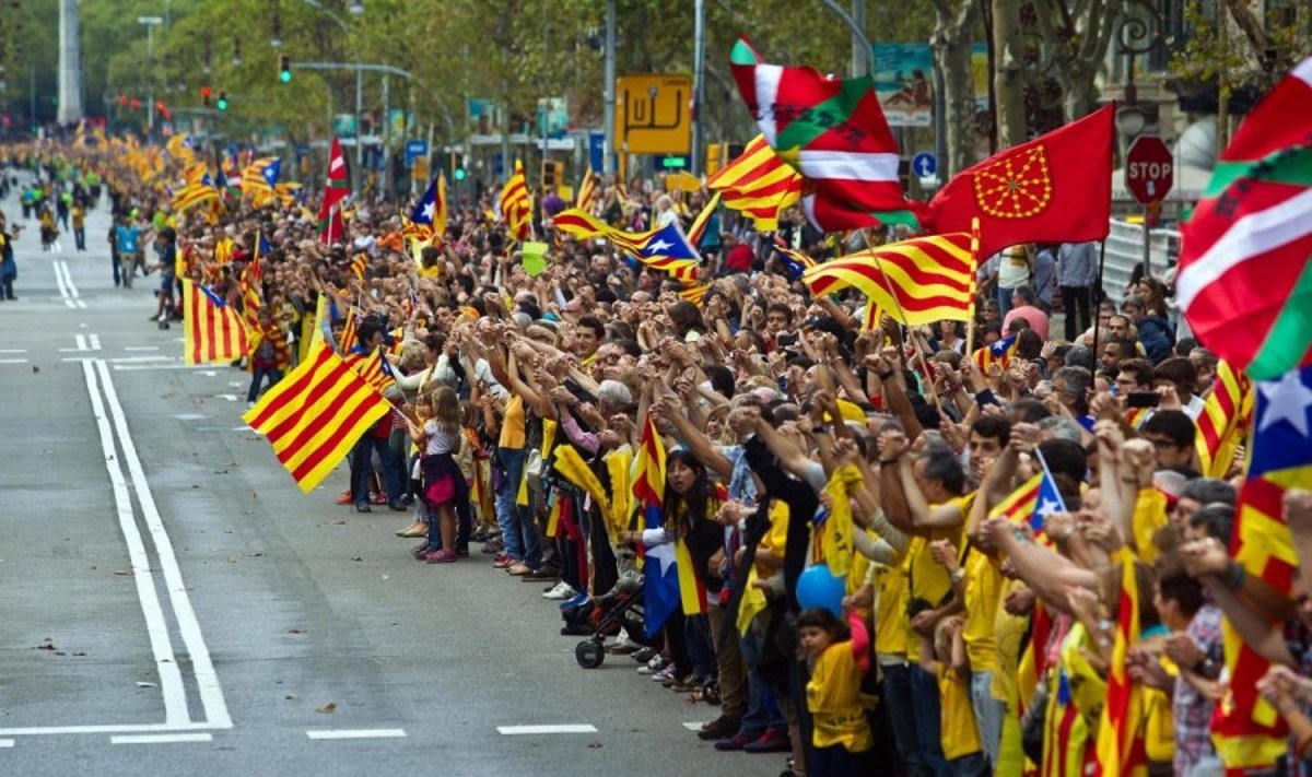 Daugiau kaip milijonas katalonų suformavo gyvąją grandinę už nepriklausomybę nuo Ispanijos