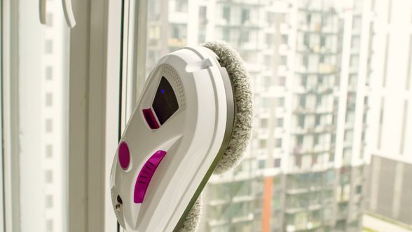 Lietuviai atranda langų valymo robotus: kaip jie veikia ir į kokius parametrus reiktų atsižvelgti