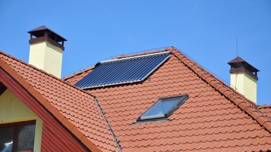 Gaminantiems vartotojams keičiasi kompensavimo tvarka už saulės elektrinių sukauptą perteklių