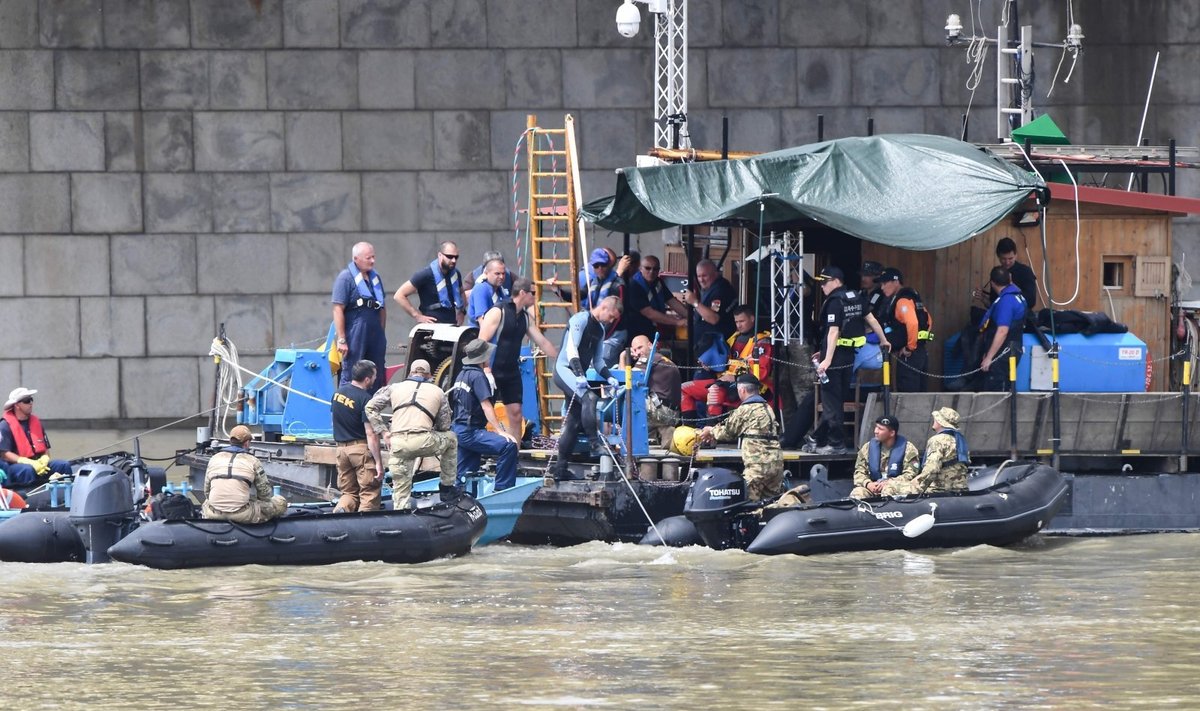 Budapešte iš nuskendusio laivo ištraukti 13-tos aukos palaikai