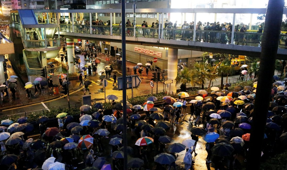 Protestuotojai prie Honkongo oro uosto