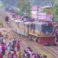 Perpildyti keltai ir traukiniai per musulmonų šventę Bangladeše