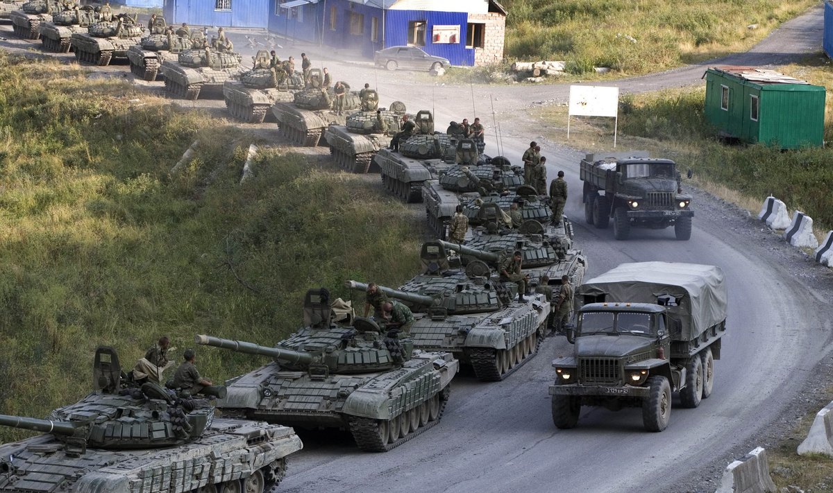Rusijos tankų kolona juda iš Rokio tunelio į Gruziją