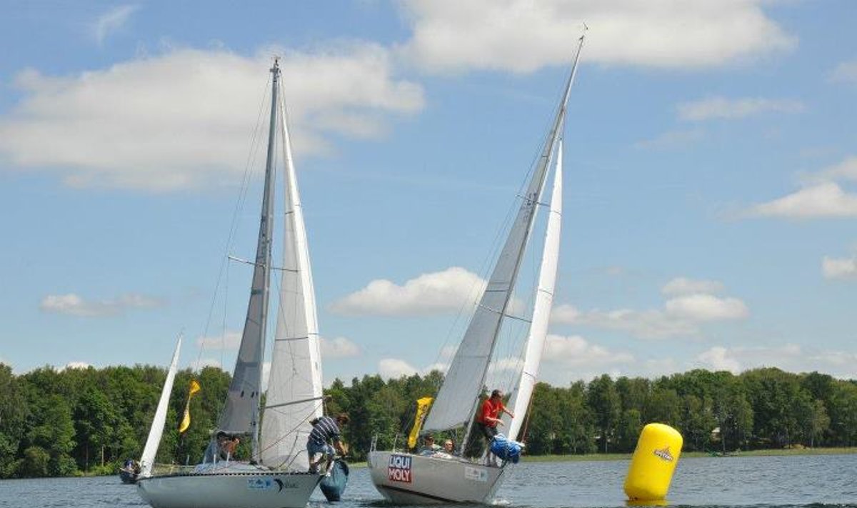 Po „Galvės taurės 2012“ regatos antrojo etapo lydere tapo jachta „Vasara“ (Artūro Šveikausko nuotr.)