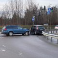 Vilniaus pakraštyje susidūrė du automobiliai: ugniagesiai vadavo transporto priemonėje įkalintą moterį