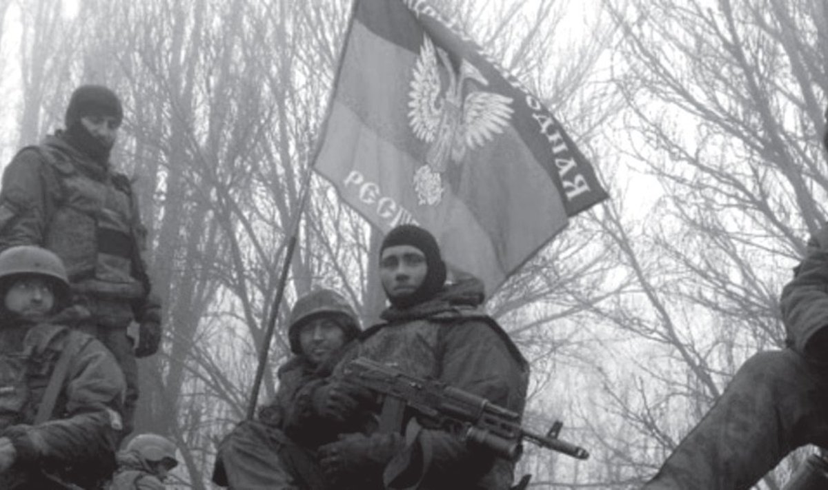 Nepripažintos Donecko Liaudies Respublikos teritoristai su savo pseudovalstybės vėliava