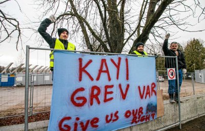 Kauno stadioną statantys turkai pradėjo bado streiką dėl nesumokėtų algų