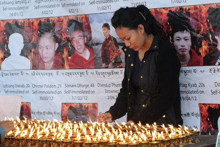 Emigrantė pagerbia per Kinijos suvažiavimo dieną susideginusius Tibeto vienuolius