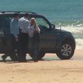 Populiariame Australijos paplūdimyje ryklys sudraskė žmogų