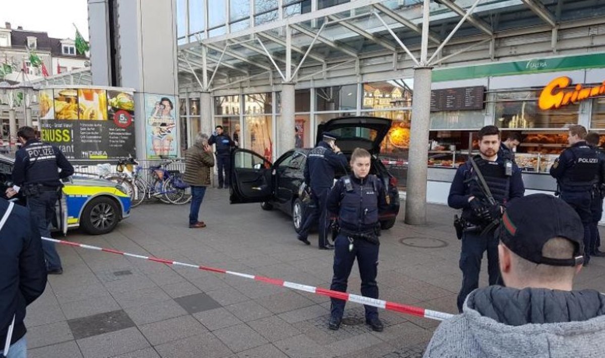 Vokietijos Heidelbergo mieste vyras automobiliu įlėkė į pėsčiuosius