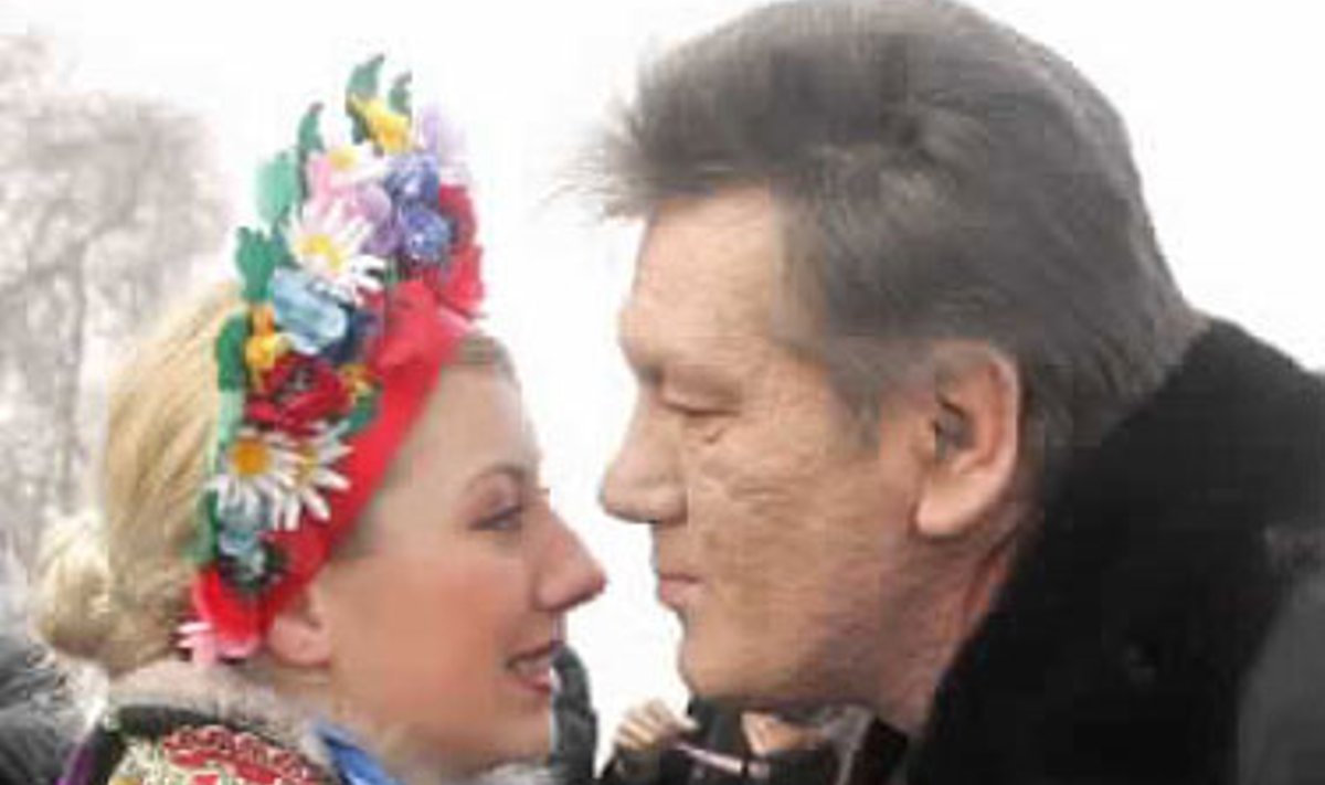 Ukrainos prezidentas Viktoras Juščenko bučiuoja merginą tautiniu ukrainiečių kostiumu, sutinkančią jį su duona ir druska Donetske. 