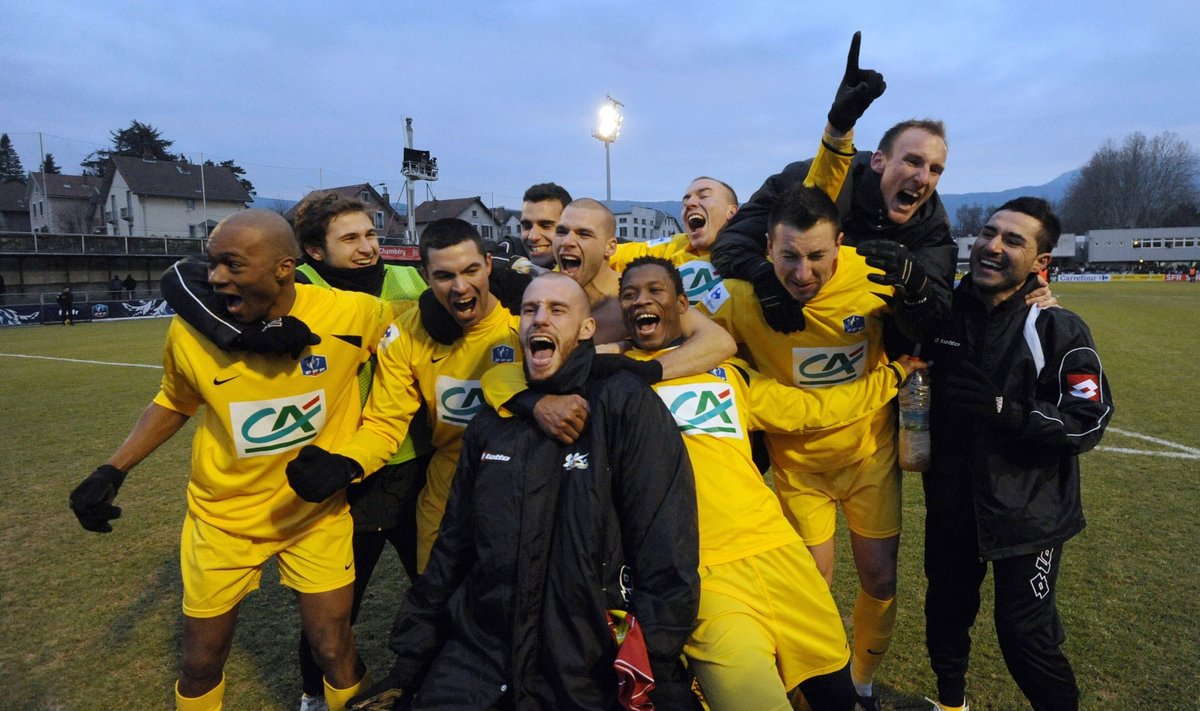Prancūzijos penktos lygos "Chambery" klubo futbolininkai džiaugiasi pergale  