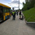 Vilniuje dviratininkas partrenkė iš autobuso išlipantį žmogų