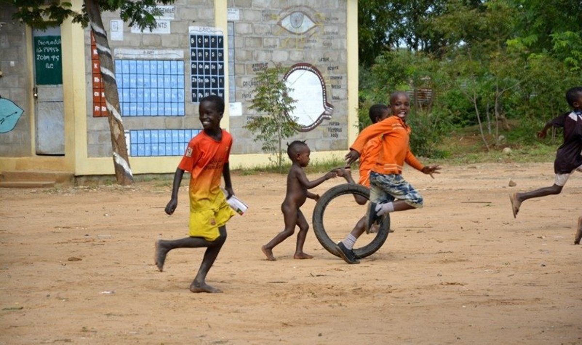 Vaikų džiaugsmai mokyklos kieme