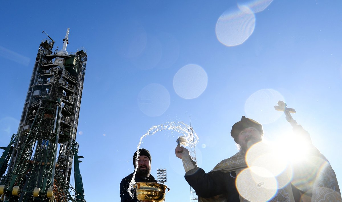 Stačiatikių kunigas prieš paleidimą laimina Soyuz MS-11 raketą Kazachstane