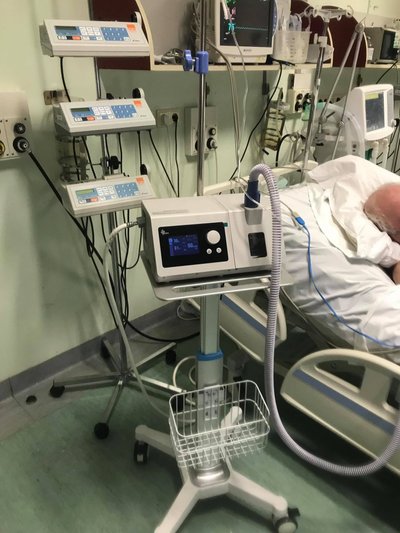 Kalėdų dovana Vilniaus ligoninei – lietuvis padovanojo sergančiųjų COVID-19 gyvybes gelbstinčios medicinos įrangą