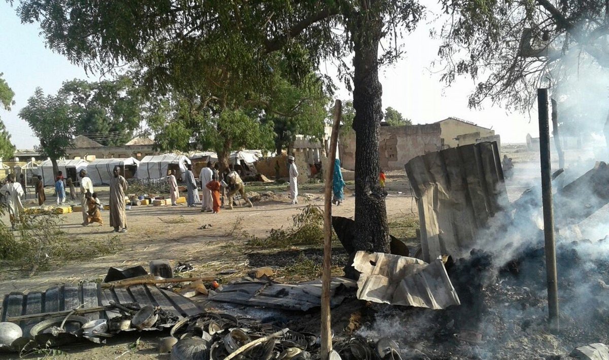 Nigerijos karo lėktuvas per klaidą atakavo perkeltųjų asmenų stovyklą