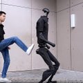 Kinijoje kuriami robotai šiurpina dėl ateities – pristatyti smūgiams atsparūs humanoidai jau geba greitai mokytis
