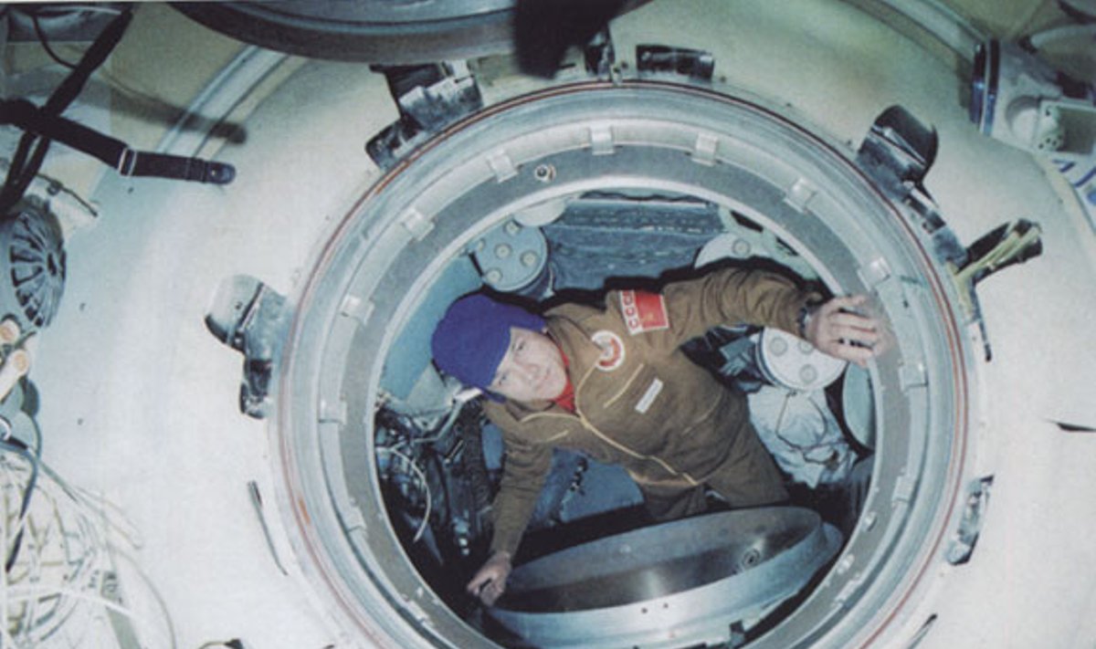 Vladimiras Džanibekovas atidarė liuką į kosminę stotį "Saliut 7" (epizodsspace.airbase.ru nuotr.)