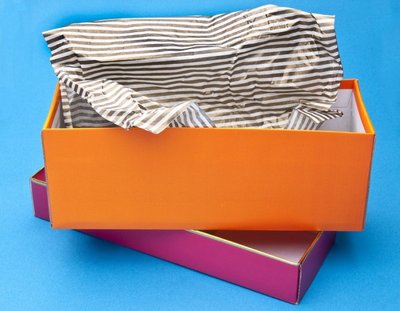 Batų dėžutėse esantis popierius puikiai gali pasitarnauti pakuojant dovanas