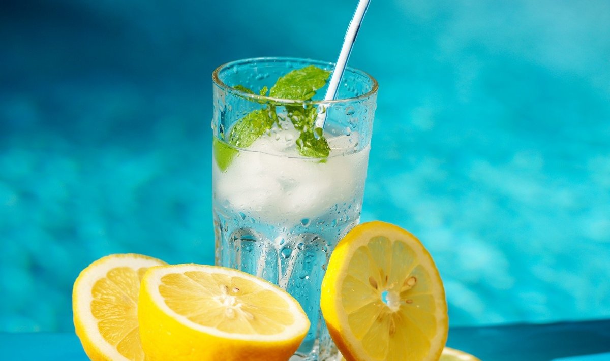 Vanduo su citrina ir ledukais