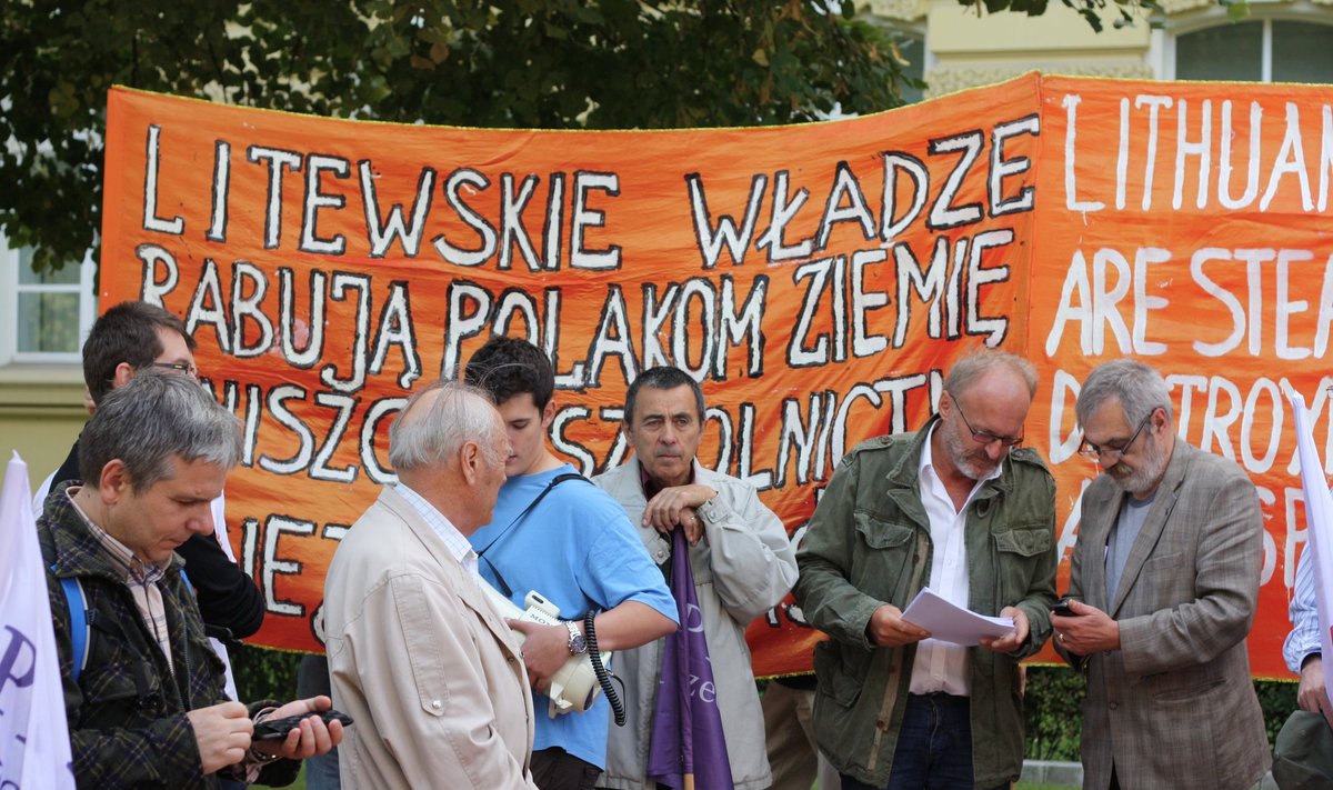 Protest przeciwko dyskryminacji Polaków na Litwie w Warszawie