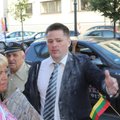 Депутата горсовета Титова на митинге в Клайпеде обсыпал мукой другой депутат