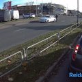 Nufilmuota, kaip pėsčiųjų perėją važiuojantį dviratininką partrenkia automobilis „Mercedes-Benz“