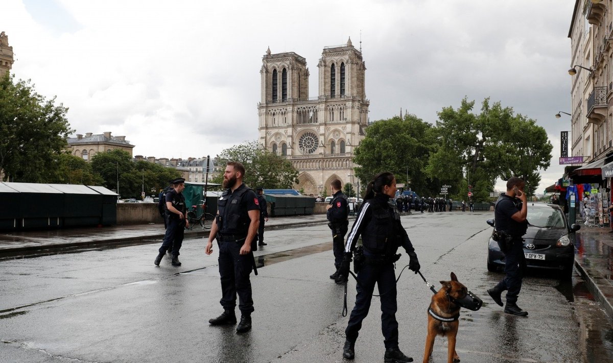 Paryžiuje vyras plaktuku puolė policininką