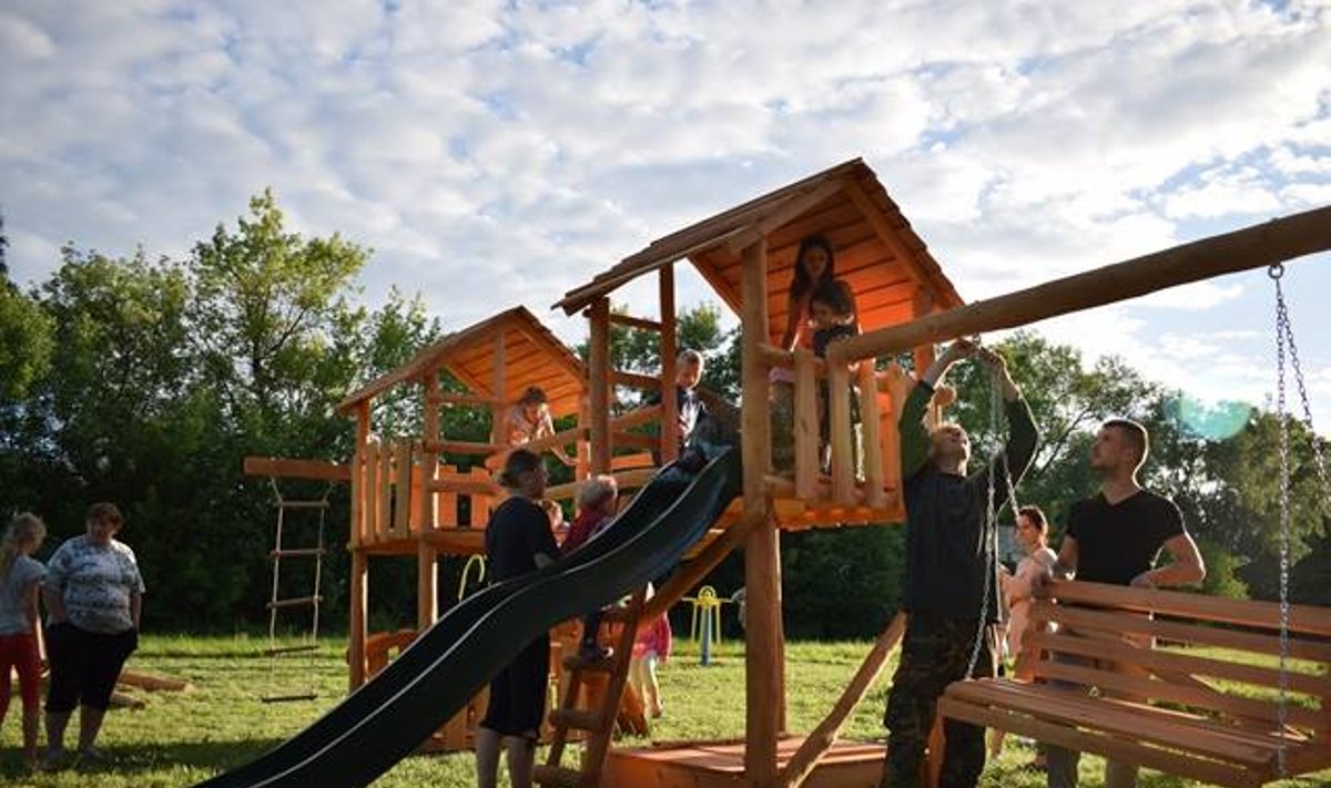 Luksnėnų kaimo bendruomenės pastatyta vaikų žaidimų aikštelė