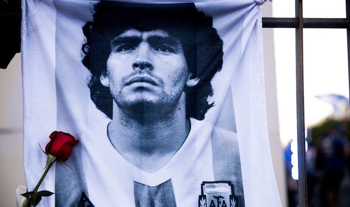 Pasaulis gedi: mirė Diego Maradona