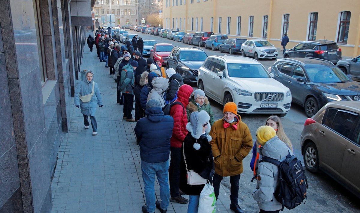 Eilės prie bankomatų Rusijoje, Sankt Peterburge