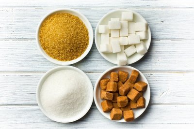 Mitybos specialistai sako, kad nėra labai svarbu, kokį cukrų pasirinksite, svarbu, kad jo vartotumėte kaip įmanoma mažiau