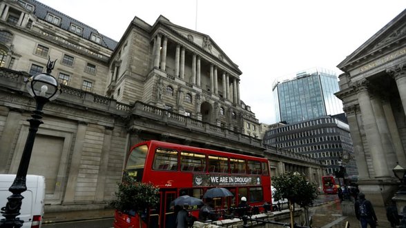 Anglijos centrinis bankas įspėja: daliai namų ūkių bus nelengva