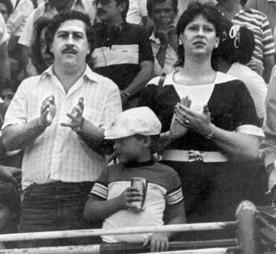 Pablo Escobaras su žmona Victoria Eugenia Henau ir sūnumi Pablo Escobaru futbolo rungtynėse