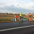 Kelyje Kaunas–Vilnius vertėsi automobilis, sužalotas žmogus