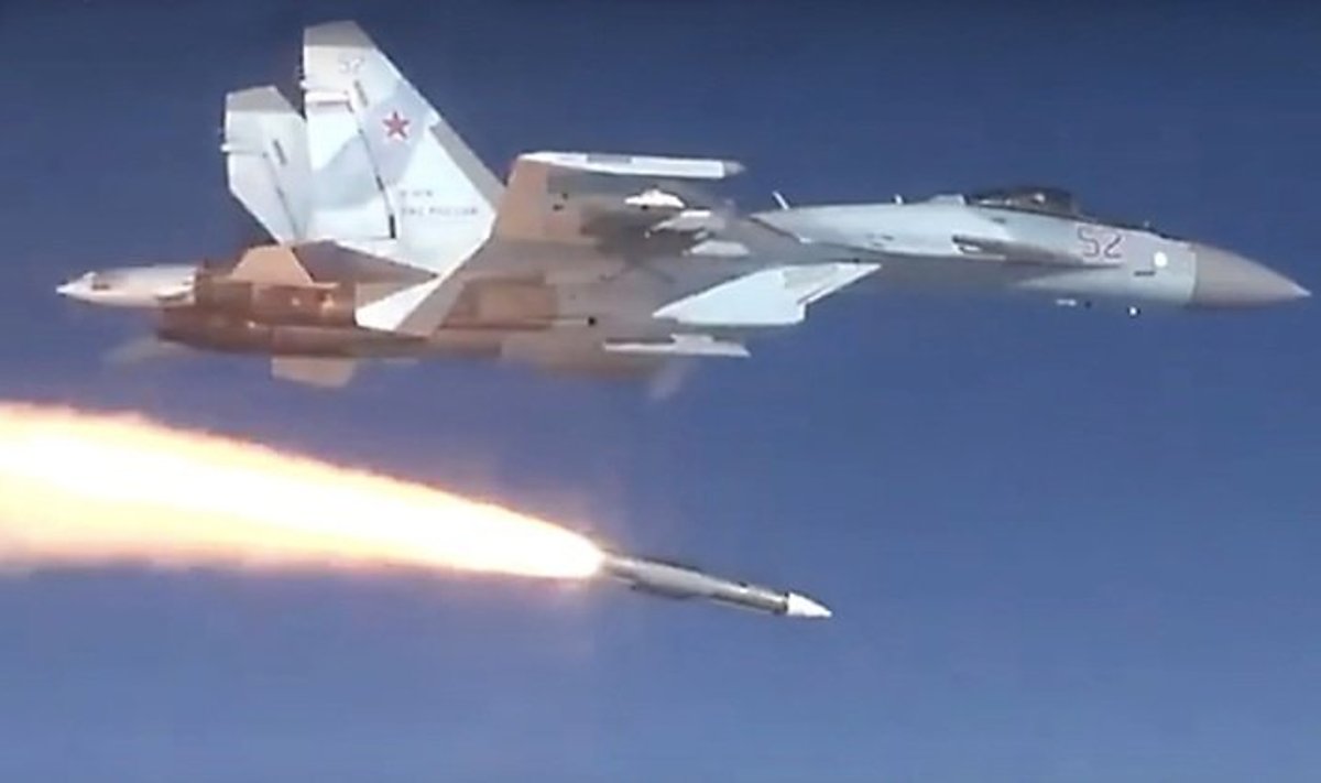 Su-35 paleidžia raketą