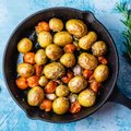 Keptos bulvės su rozmarinu ir vyšniniais pomidorais – įtiks ir gurmanui