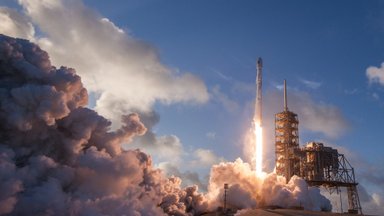 „SpaceX“ raketa į kosmosą sėkmingai pakėlė net tris lietuvių įmonės kurtus palydovus