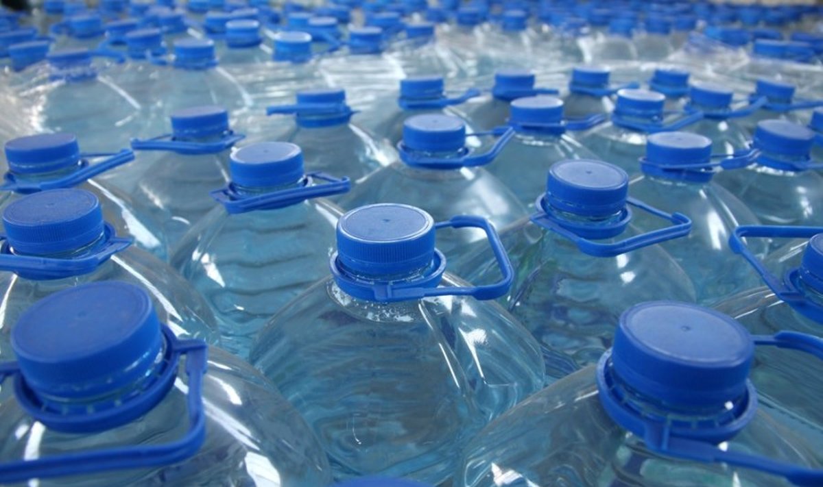 Vanduo plastikiniuose buteliuose