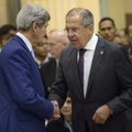 Sergey Lavrov and John Kerry have brief conversation before EAS