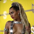 MTV apdovanojimų ceremonijos vedėja M. Cyrus apnuogino krūtis