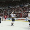 „Bruins“ pergalę per pratęsimą lėmė rikošetas nuo varžovo kelio