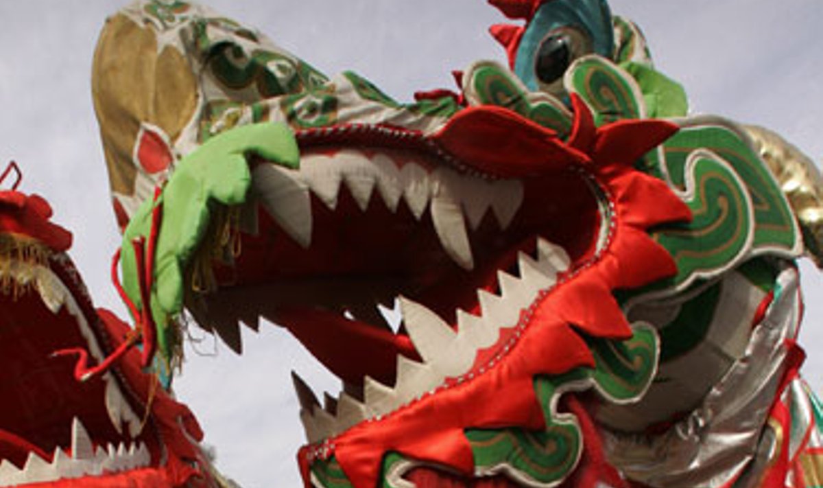 Švenčiant pirmąją Mėnulio Naujųjų Metų dieną Pekine tūkstančiai kinų šoka drakono šokį. 